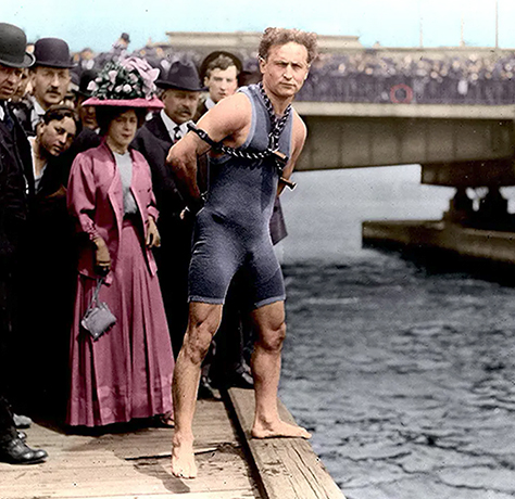 Гарри Гудини перед прыжком с Гарвардского моста в Бостоне в замерзшую реку Чарльз, 8 апреля 1908 года