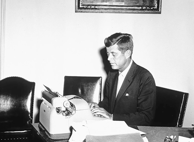 Джон Кеннеди в своем кабинете (начало 50-ых)