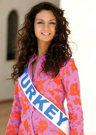 На конкурсе «Мисс Турция» (2004)