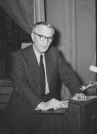 Паулюс на пресс-конференции в Восточном Берлине, 1954 г.