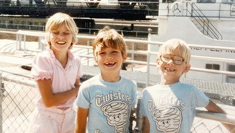 Эштон Кутчер (в центре) с братом и сестрой в детстве