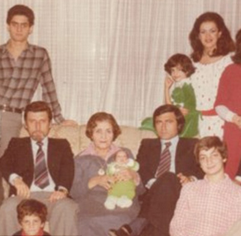 Амаль (на руках а бабушки в центре), Бариа Аламуддин (в белом, стоит сзади), перед ней на диване сидит ее муж Рамзи Аламуддин