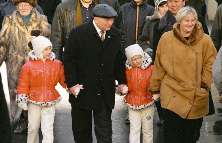 С Юрием Лужковым и дочерьми