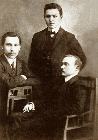 К.В. Иванов (в центре), Ф.Н. Сергеев (слева) и Н.Ф. Беляев (справа)