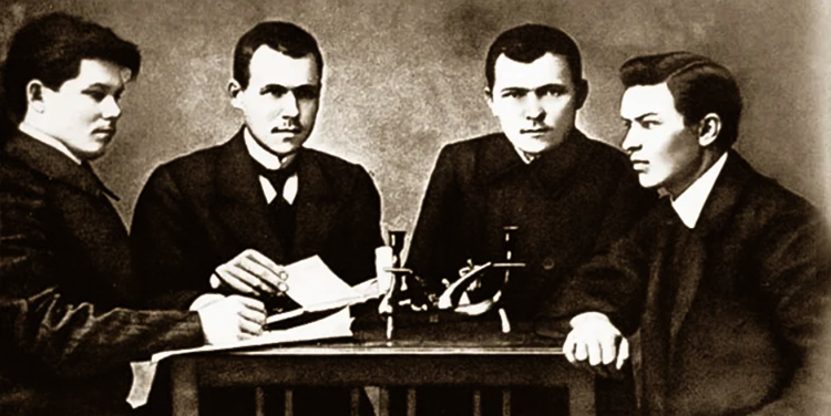 К.В. Иванов (справа), П.В. Пазухин, Ф.Т. Тимофеев, Н.В. Васильев-Шупуссинны