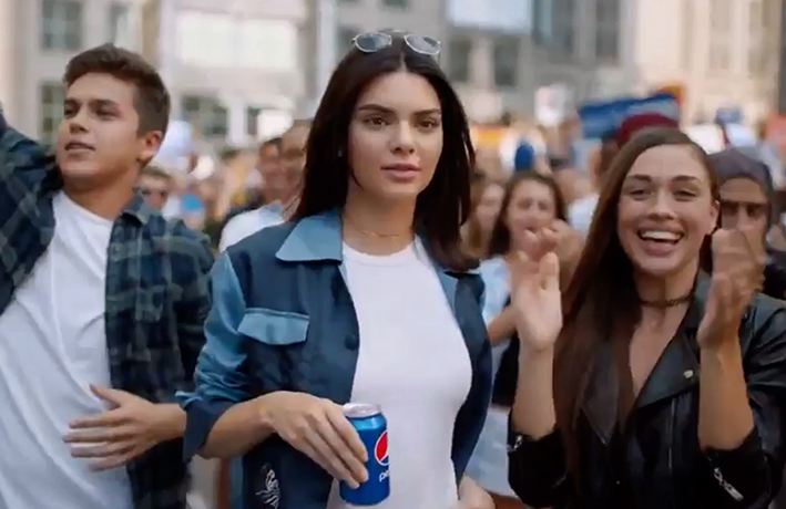 В рекламе Pepsi (2017)