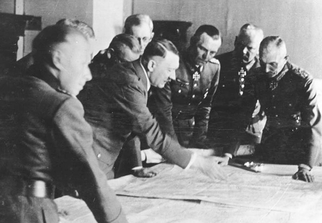 Паулюс на встрече в штабе группы армий «Юг» с Гитлером, 1 июня 1942 г.