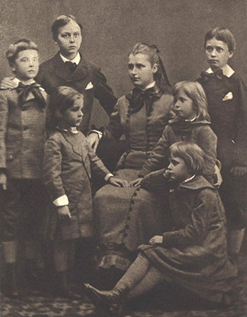 Карл Густав (справа) с семьей в детстве