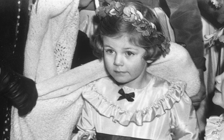 Камилла в возрасте 4 лет на свадьбе Джереми Кубитта и Дианы дю Кейн в 1952 году