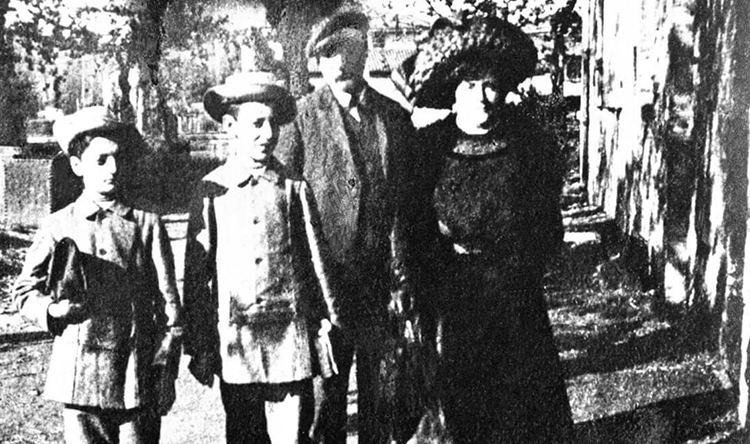 Энцо Феррари (слева) с родителями и старшим братом