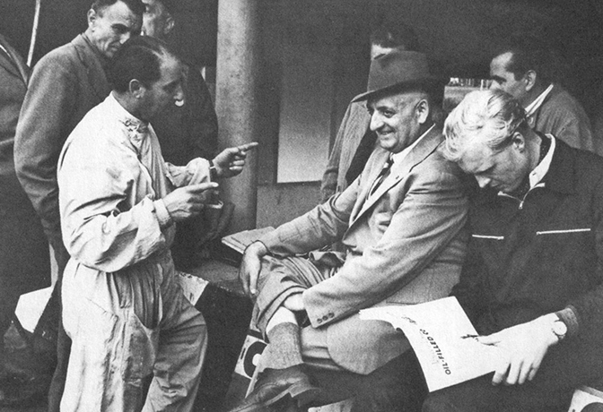 Альберто Аскари (слева), Энцо Феррари (в центре) и Майк Хоторн (справа) в ложе трассы Монца, 1953 г.