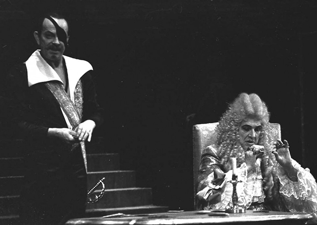 И. Васильев и И. Смоктуновский в спектакле «Кабала святош»