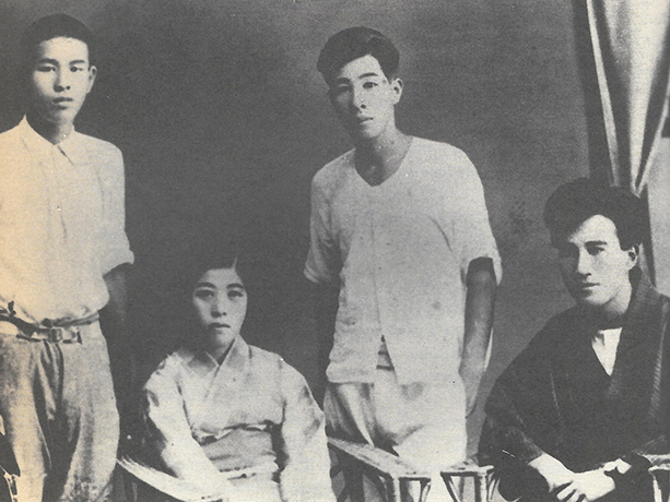 Дадзай (справа) и Хацуё Ояма (вторая слева)