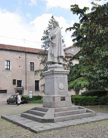 Памятник Франческо Петрарки. Падуя, Италия