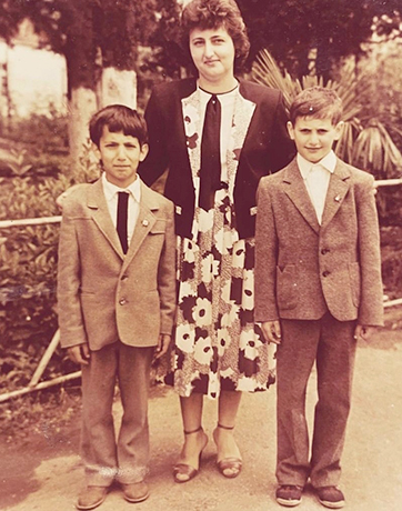 Арарат Кещян с мамой и братом