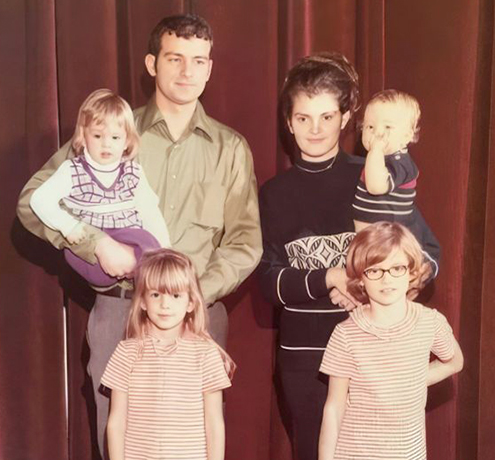 Синди Кроуфорд (снизу, слева) с семьей в детстве