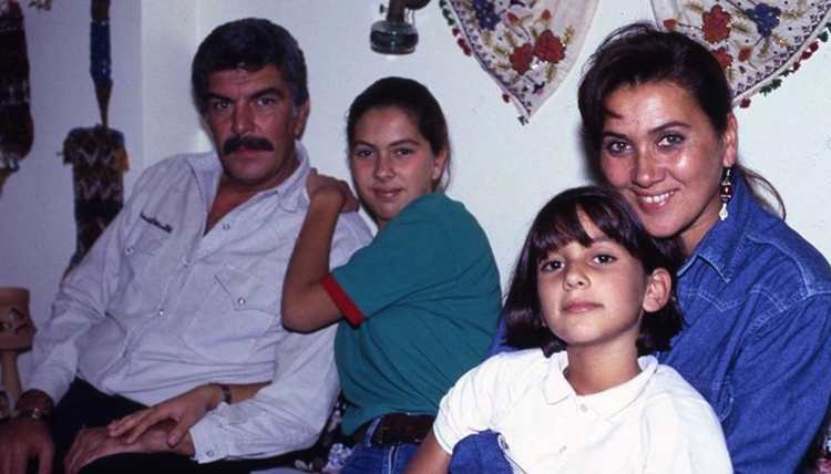 Бергюзар Корель с родителями и сестрой в детстве