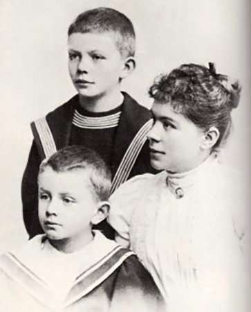 Жена Маргарет с сыновьями