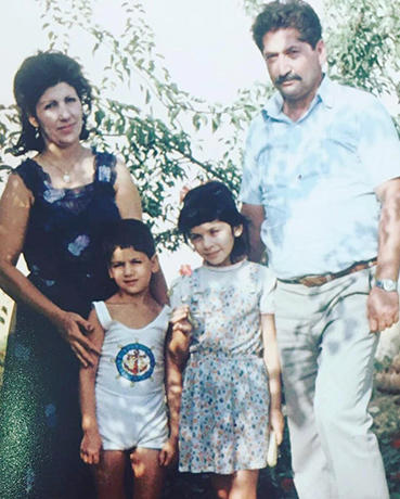 Юсиф Эйвазов с родителями и сестрой в детстве