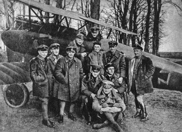 Герман Геринг (в центре) в составе «боевой элиты» немецких ВВС