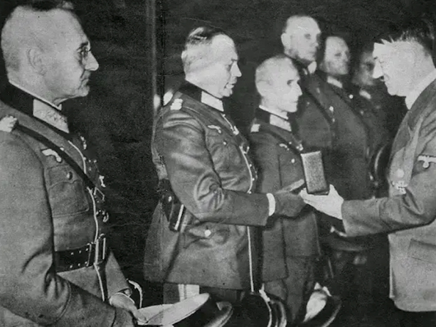 Гудериан получает награду из рук Гитлера, 1939 г.