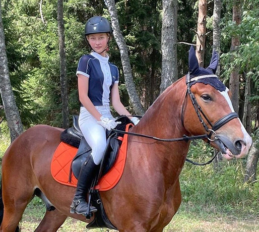 Диана Енакаева на лошади