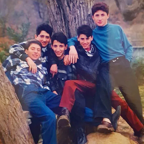 Арарат Кещян (в центре) в подростковом возрасте