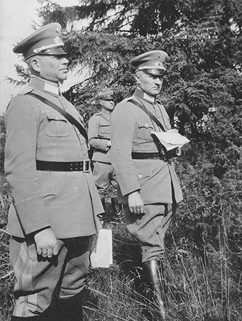 Гудериан (слева) в Швеции в 1929 году