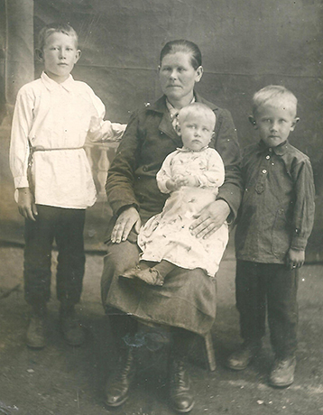 Анатолий (слева) с матерью, братом Владимиром и сестрой Раисой. 1938 год