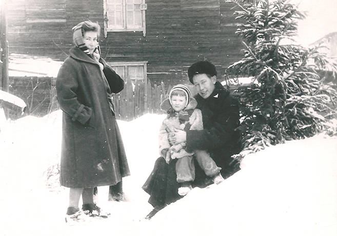 С женой Галиной и ребенком. 1959 год