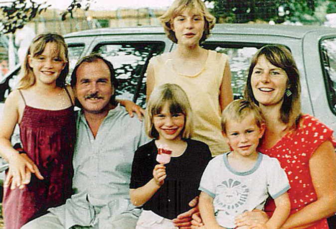 Кейт Уинслет (слева) в 7-летнем возрасте с семьей
