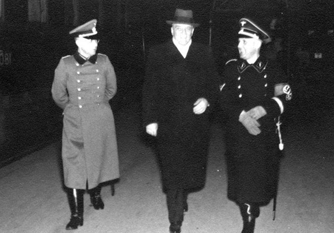 Генрих Мюллер (справа) в мае 1939 г.