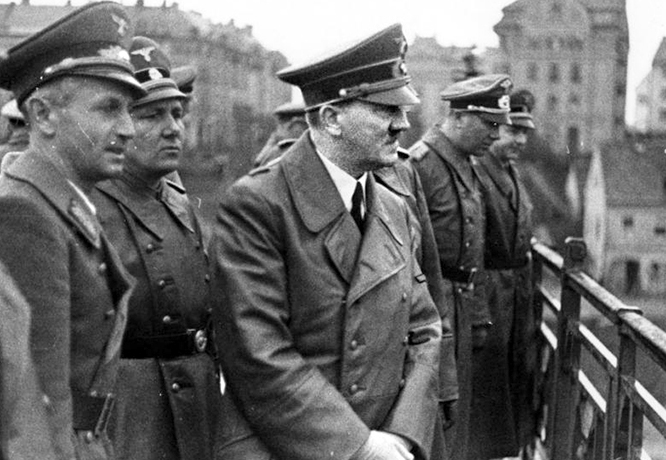 Борман (сзади и справа от Гитлера) на Старом мосту в Мариборе, Словения, апрель 1941 г.
