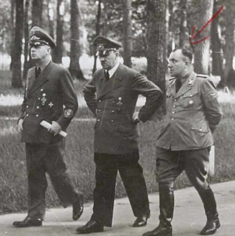 Мартин Борман (красная стрелка), Гитлер и Риббентроп