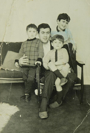Джордж Майкл (в центре) с отцом в детстве