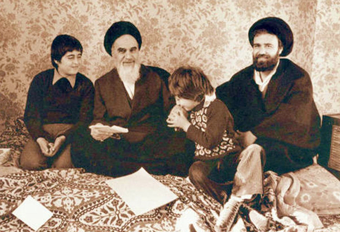 Хомейни с сыном Ахмадом и внуками Хасаном и Али Эшраги