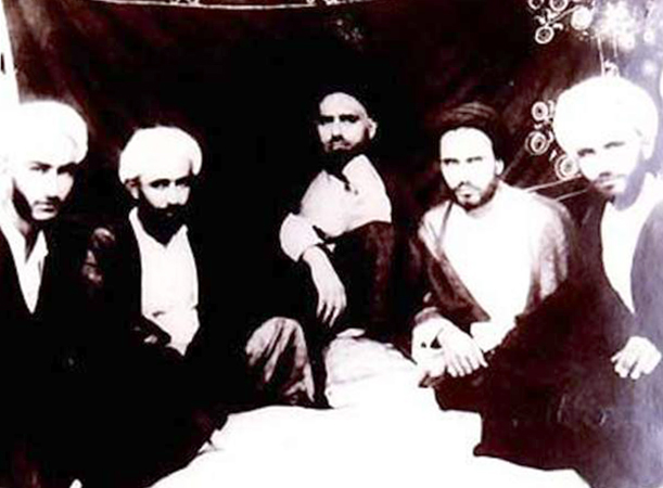 Хомейни (второй справа) с друзьями в студенческие годы 
