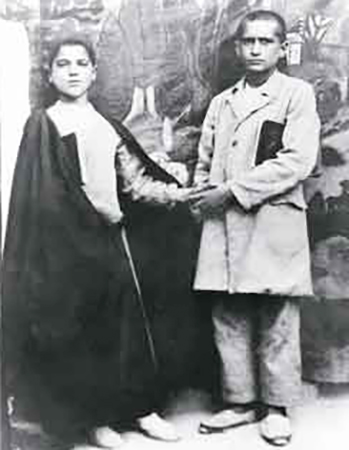 Сейид Рухолла Мусави Хомейни (справа) в подростковые годы