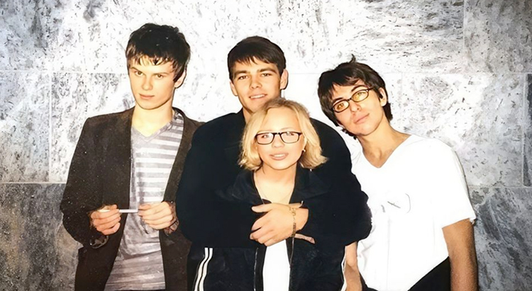 Сергей Губанов (в центре) в юности