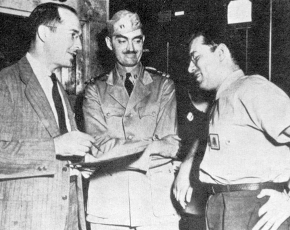 Роберт Хайнлайн, Лайон Спрэг Де Камп и Азимов (слева направо) на военно-морской верфи Филадельфии, 1944 год.