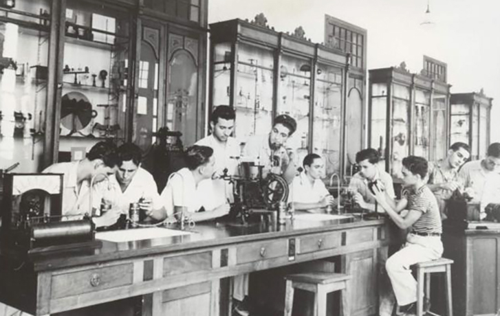 Кастро (второй слева) во время учебы в колледже, Гавана, 1943 год