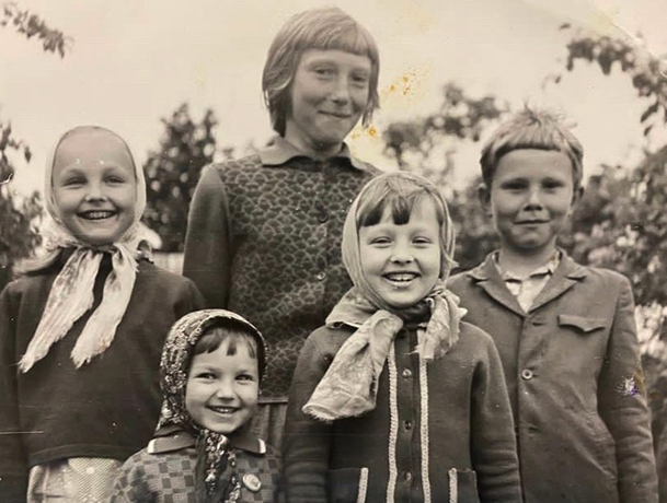 Анна Легчилова (в центре) в детстве