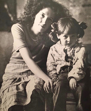 Мария Добржинская с мамой в детстве