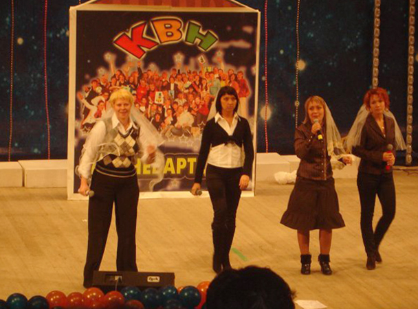 Елена Гущина (справа) в КВН, 2007