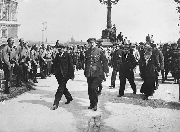 Луначарский и Ленин в Москве на открытии памятника «Освобожденному труду», 1 мая 1920 г.