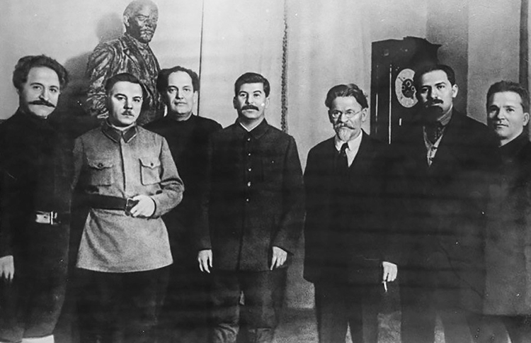 Лазарь Каганович (второй справа) со Сталиным и его ближайшим окружением