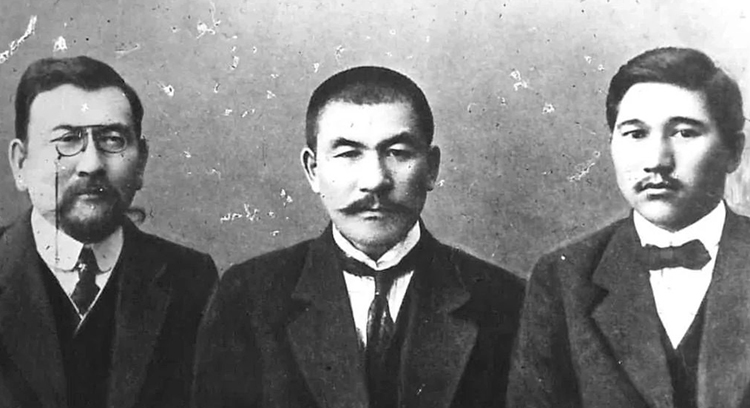 Ахмет Байтурсынулы (слева) с лидерами партии «Алаш» Алиханом Букейханом (в центре) и Миржакыпом Дулатовым (справа)
