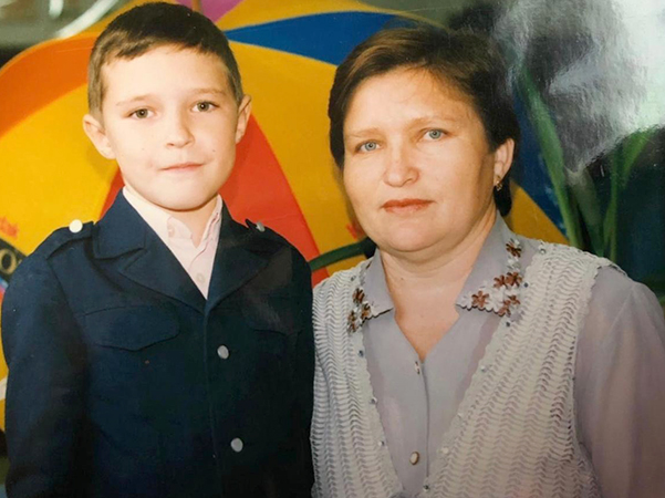 С мамой в детстве (фото из VK)