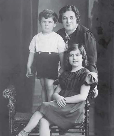 Ирвин Ялом в детстве с сестрой и матерью