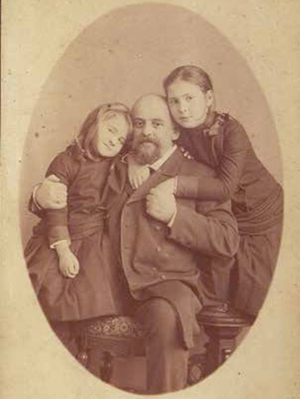 С дочерьми Александрой и Верой, 1884 г.